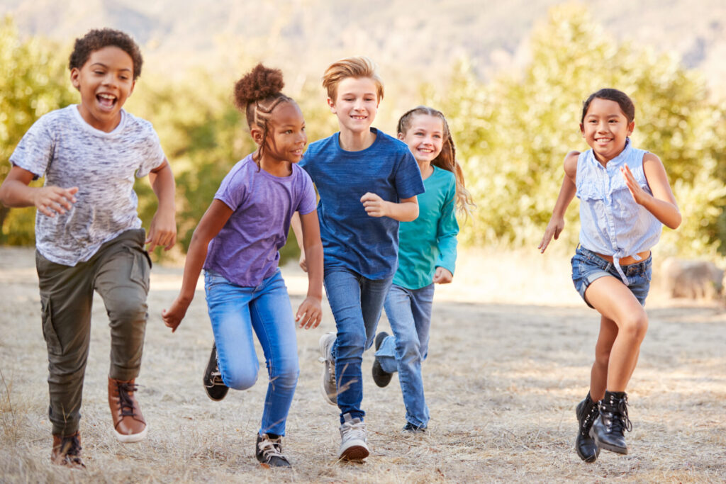kinder spielen aktiv draussen